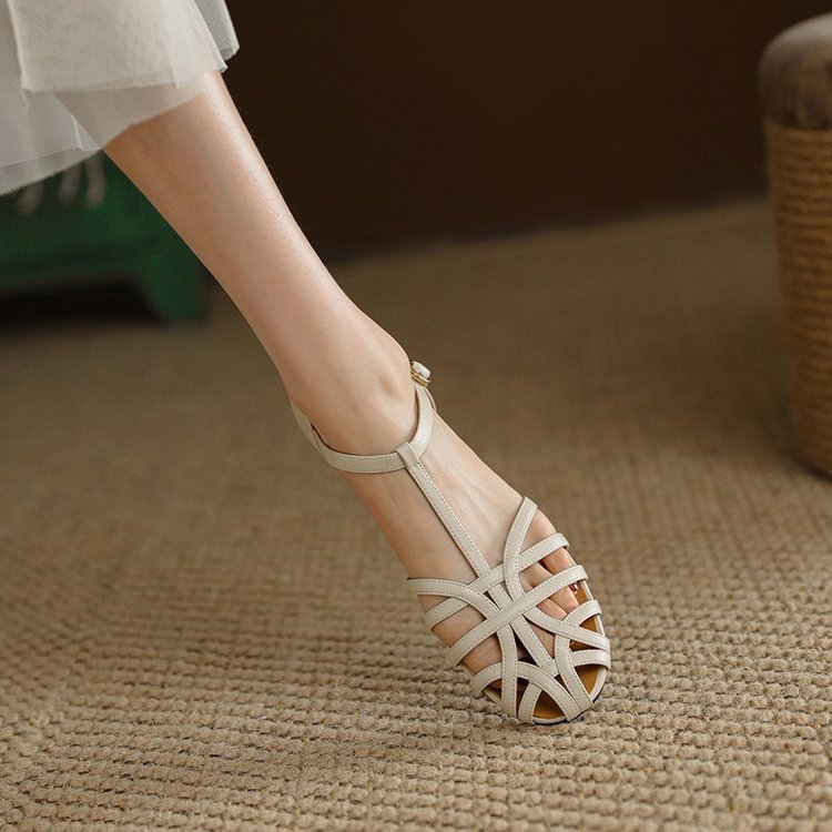 Fashionable French Retro Low Heel Hollow Sandals With Flat Bottom